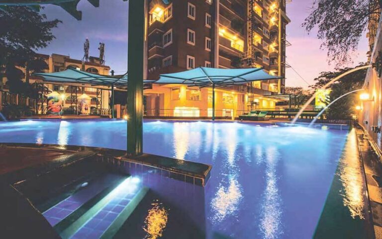 Pool With Lounge - HM Grandeur